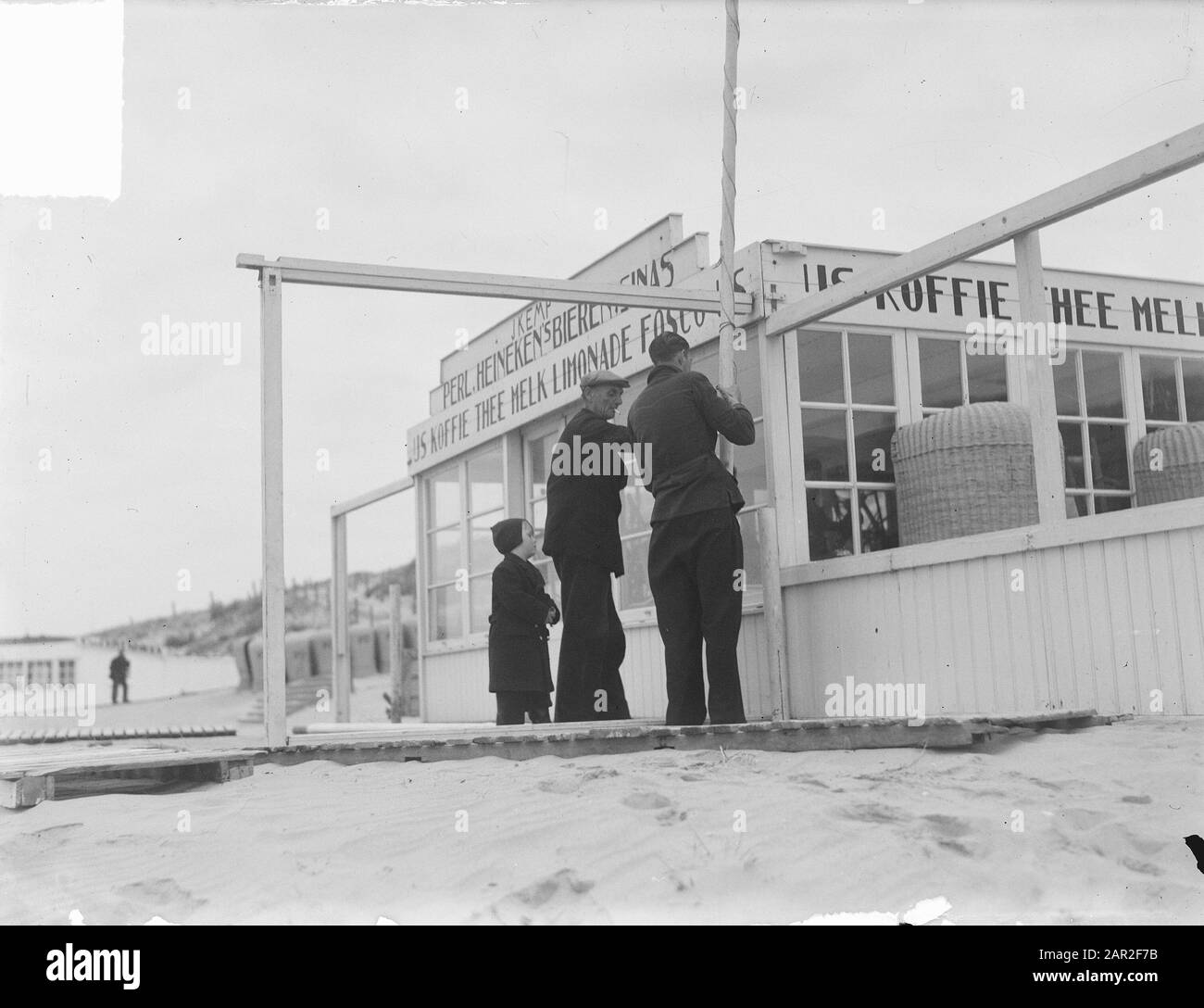 Zandvoort, beach tent building Date 31 March 1950 Location Noord