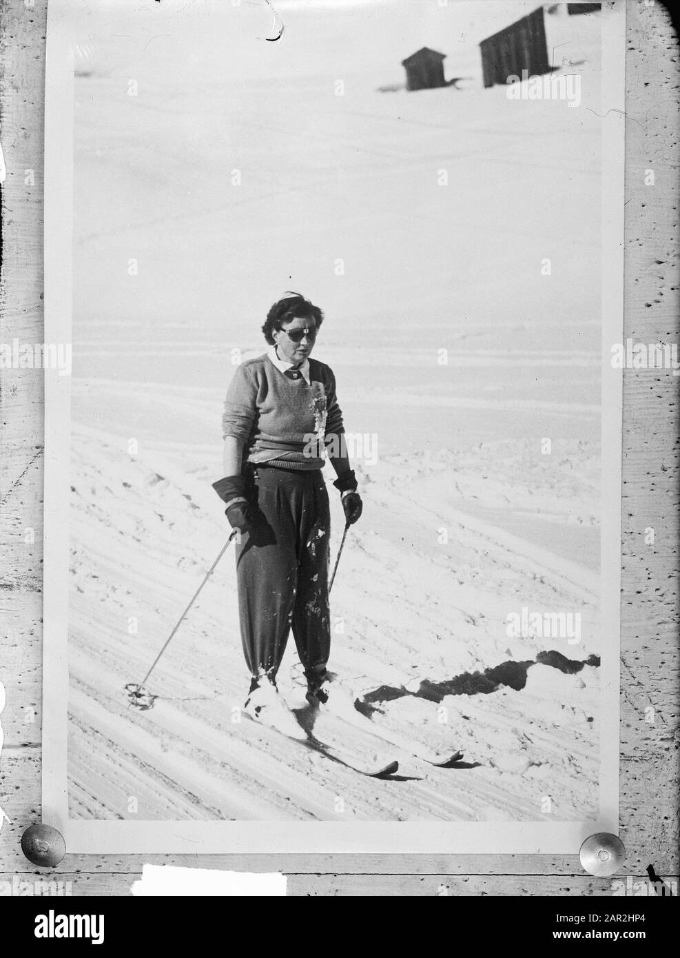 Queen Juliana in Sankt Anton on skis Date: May 12, 1950 Location: Austria, Sankt Anton am Arlberg, Tirol Keywords: queen, skis, snow, winter sports Personal name: Juliana (queen Netherlands), Juliana, queen Stock Photo