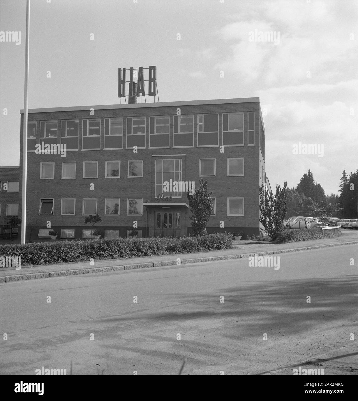 buildings, exterior, roads, hedges, cars Date undated Keywords cars