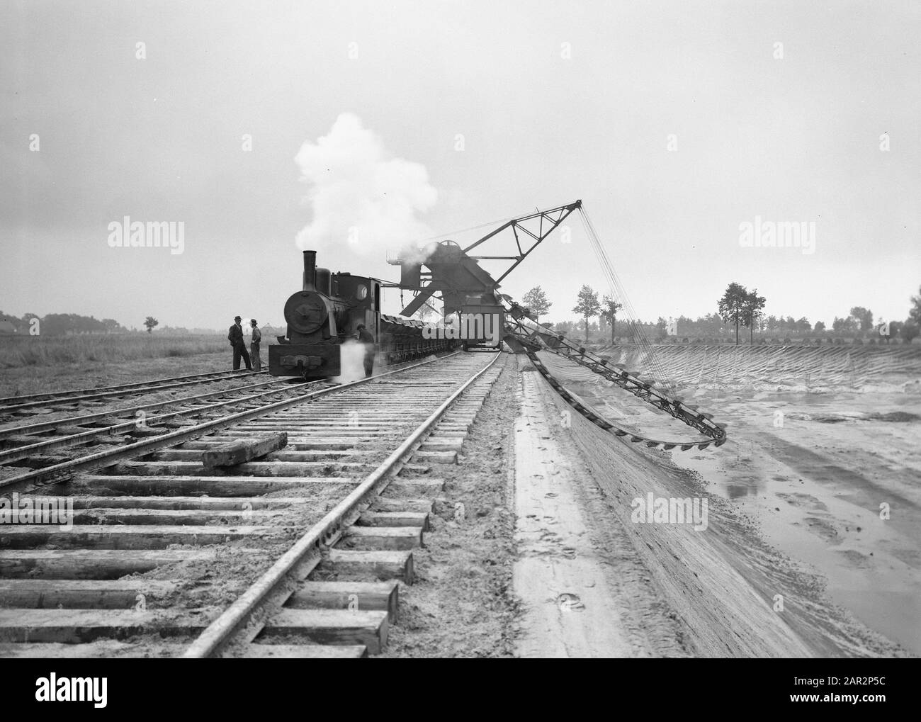 digging and improving canals, building bridges, transport, sand, steam trains, Beemden Date: undated Location: Beemden Keywords: laying bridges, graves and improve channels, steam trains, transport, sand Stock Photo