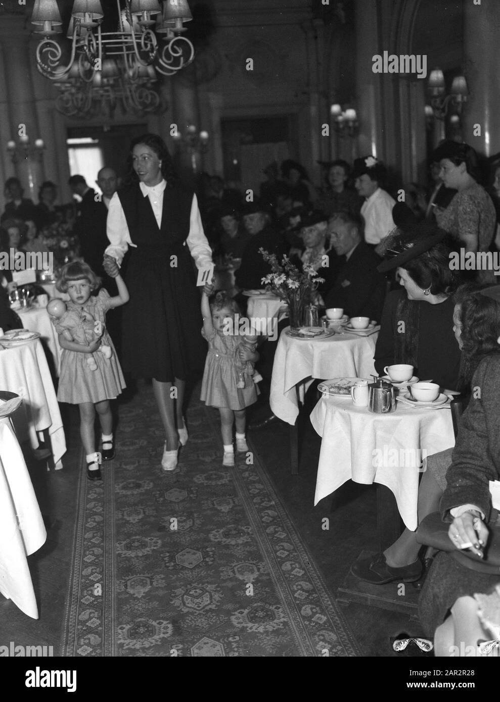 Fashion show Date: June 6, 1946 Keywords: fashion, fashion shows Stock  Photo - Alamy