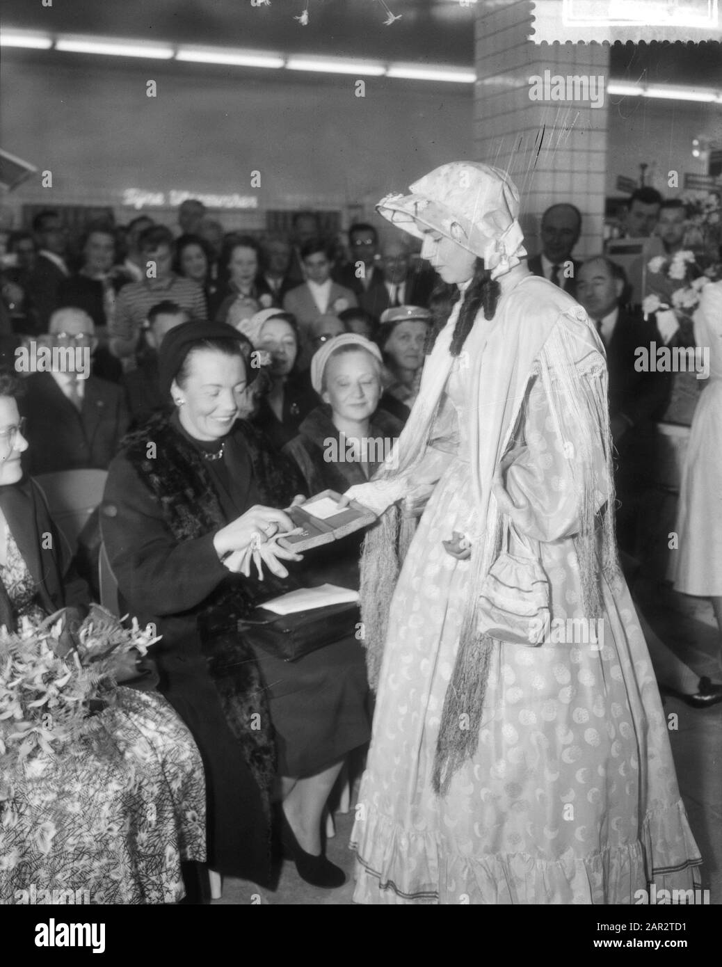 Opening HEMA in Amsterdam-West by Mrs van Hall Date: 21 March 1958  Location: Amsterdam, Noord-Holland Keywords: Openings Stock Photo - Alamy