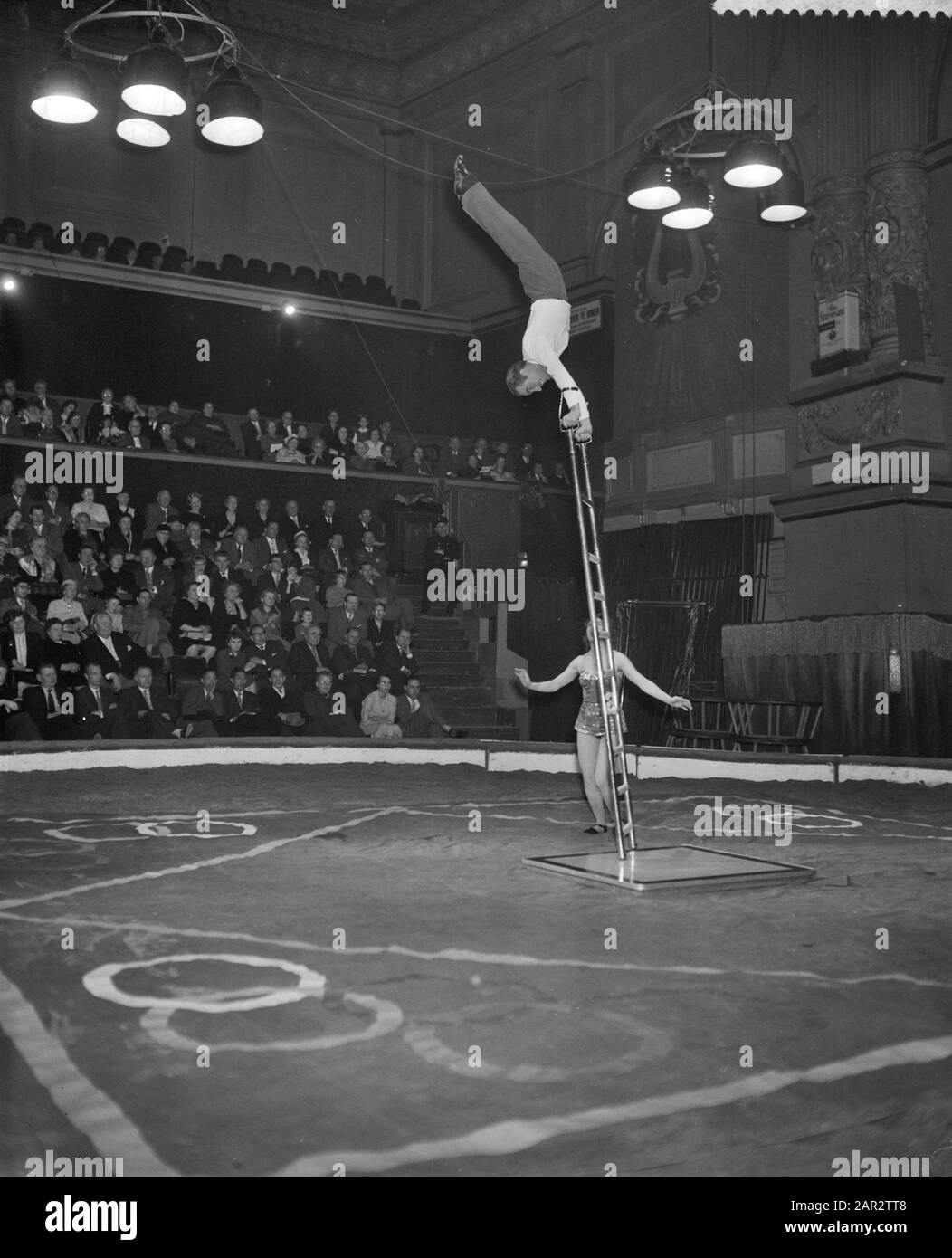 New program of Circus Strassburger in Carré; La Palma with their freestanding ladder Date: 4 February 1959 Location: Amsterdam, Noord-Holland Keywords: acrobatics, circuses Personal name: Circus Strassburger Stock Photo