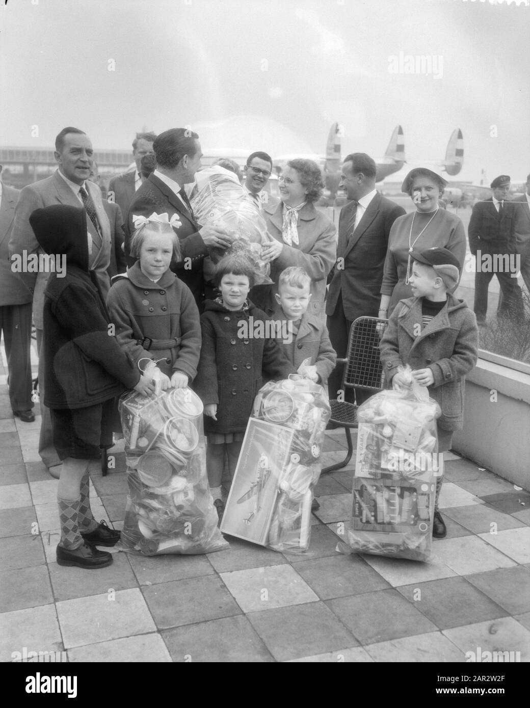 Summer service KLM arrival director and journalists with toys Date: April 1, 1959 Keywords: JOURNALISTIS, TOYS, directors Institution name: KLM Stock Photo