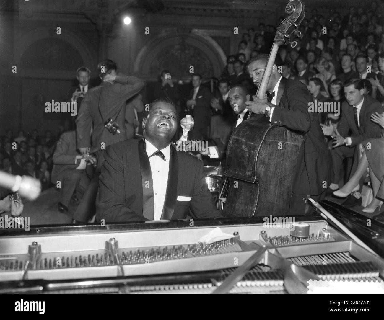 In the series Jjazz at the Philharmonica in the Concertgebouw performance of the Oscar Peterson Trio. Oscar Peterson at the piano in action. Next to him Ray Brown on bass. Behind Brown drummer Ed Thigpen Date: 11 april 1959 Location: Amsterdam, Noord-Holland Keywords: concerts, jazz, music Personal name: Brown Ray, Peterson, Oscar, Thigpen Ed Institutionname: Concertgebouw Stock Photo