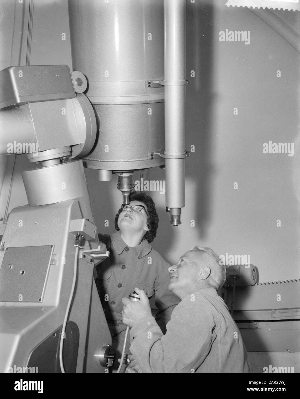 Placement of new Van Streatenkijker in the dome of the Utrecht observatory, interior of the dome with the Van Streatenkijker with the observer Miss Date: June 18, 1959 Stock Photo