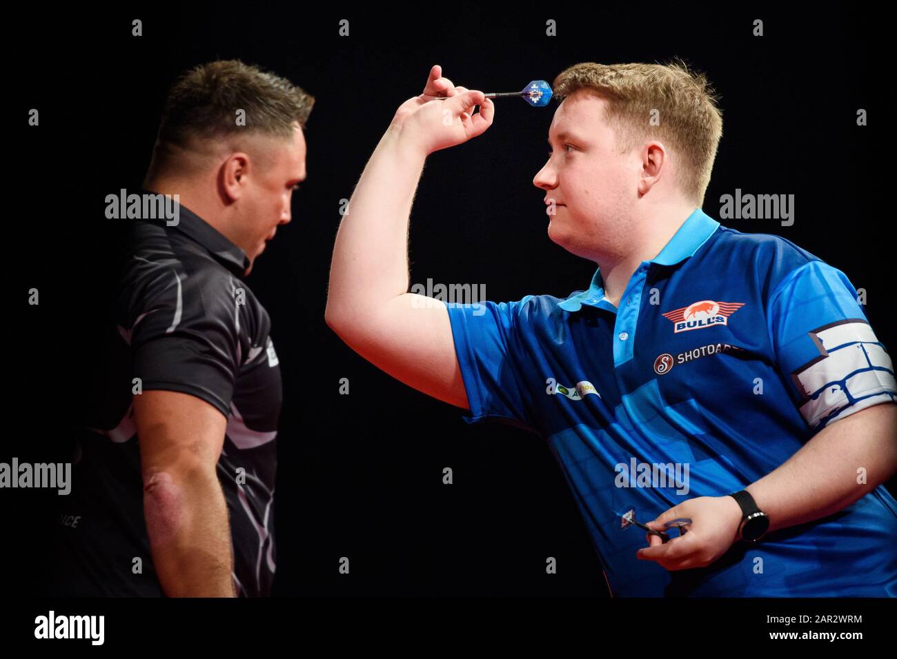 Kiel, Germany. 25th Jan, 2020. Gerwyn Price (l) and Martin Schindler play  against each other on