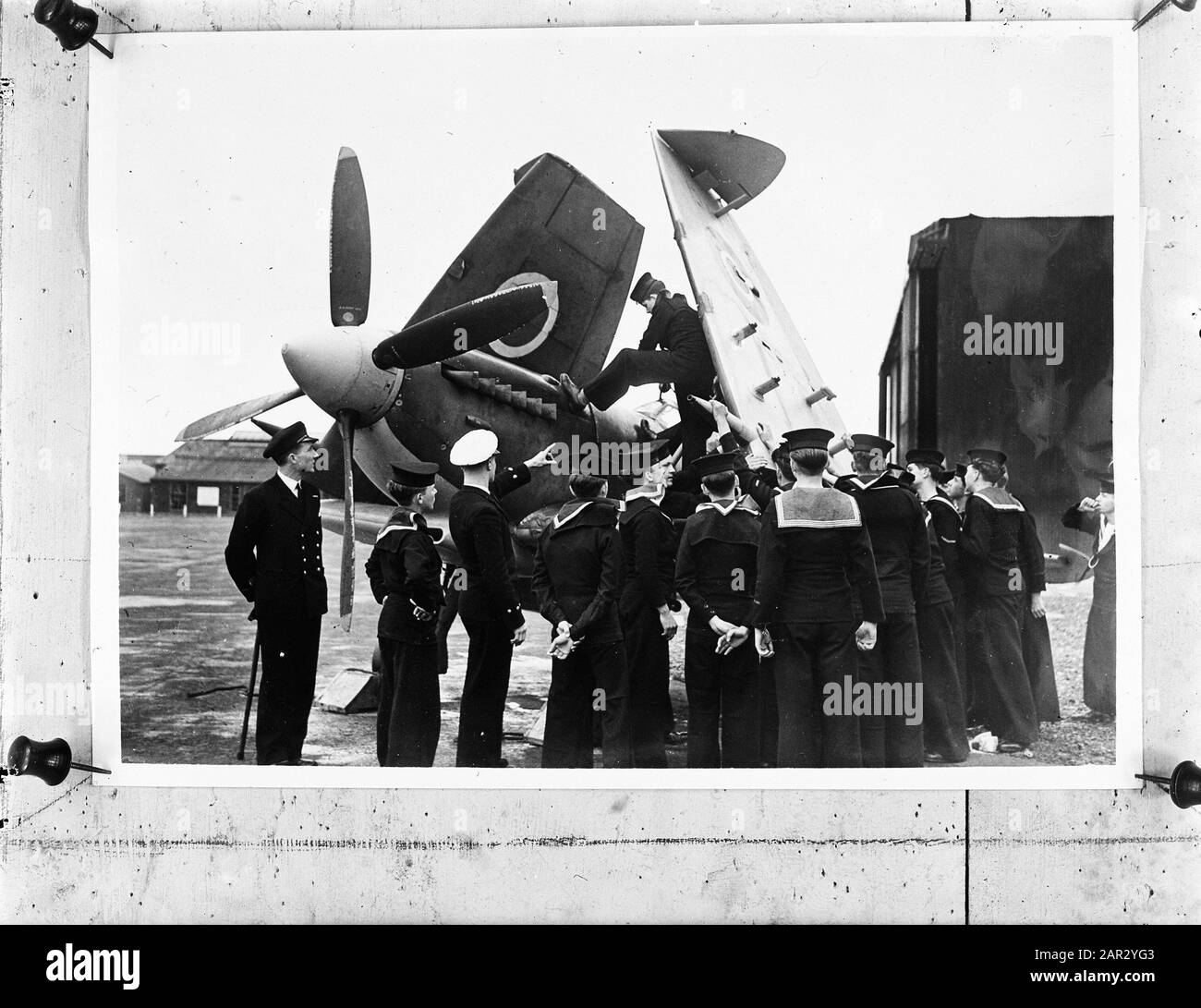 Reproduction Marvo. Sailors by plane with folding wings Date: July 16, 1948 Keywords: Sailors, ALANE Personname: Wings Setup Name: Marvo Stock Photo