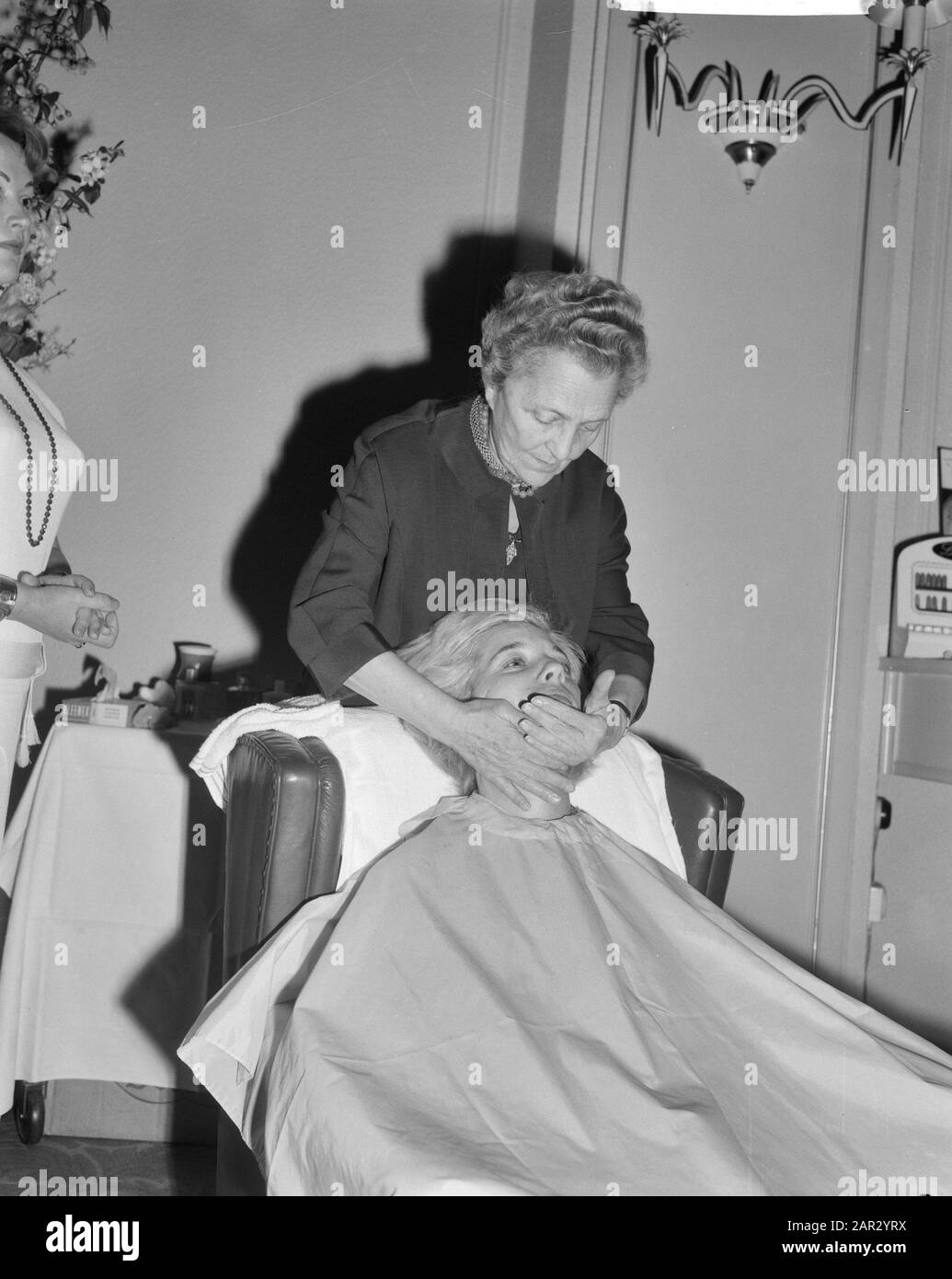 Beautician Nadine G. Payot (75) during a demonstration at the Carlton Hotel  Date: May 14, 1962 Location: France Keywords: demonstrations, beauticians  Personal name: Carlton-Hotel, Payot, Nadine G Stock Photo - Alamy