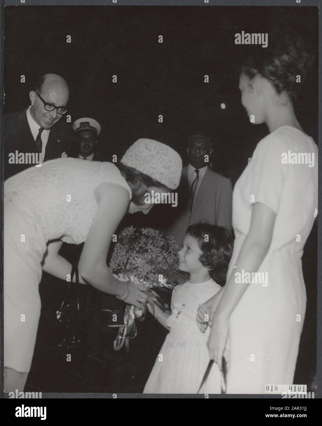 Princely couple in Suriname. At the airport Zanderij flowers were offered to Princess Beatrix Date: 4 July 1966 Location: Suriname, Zanderij Keywords: visits, flowers, children, royal house, princesses, princesses Personal name: Beatrix (princess Netherlands), Claus (prince Netherlands) Stock Photo