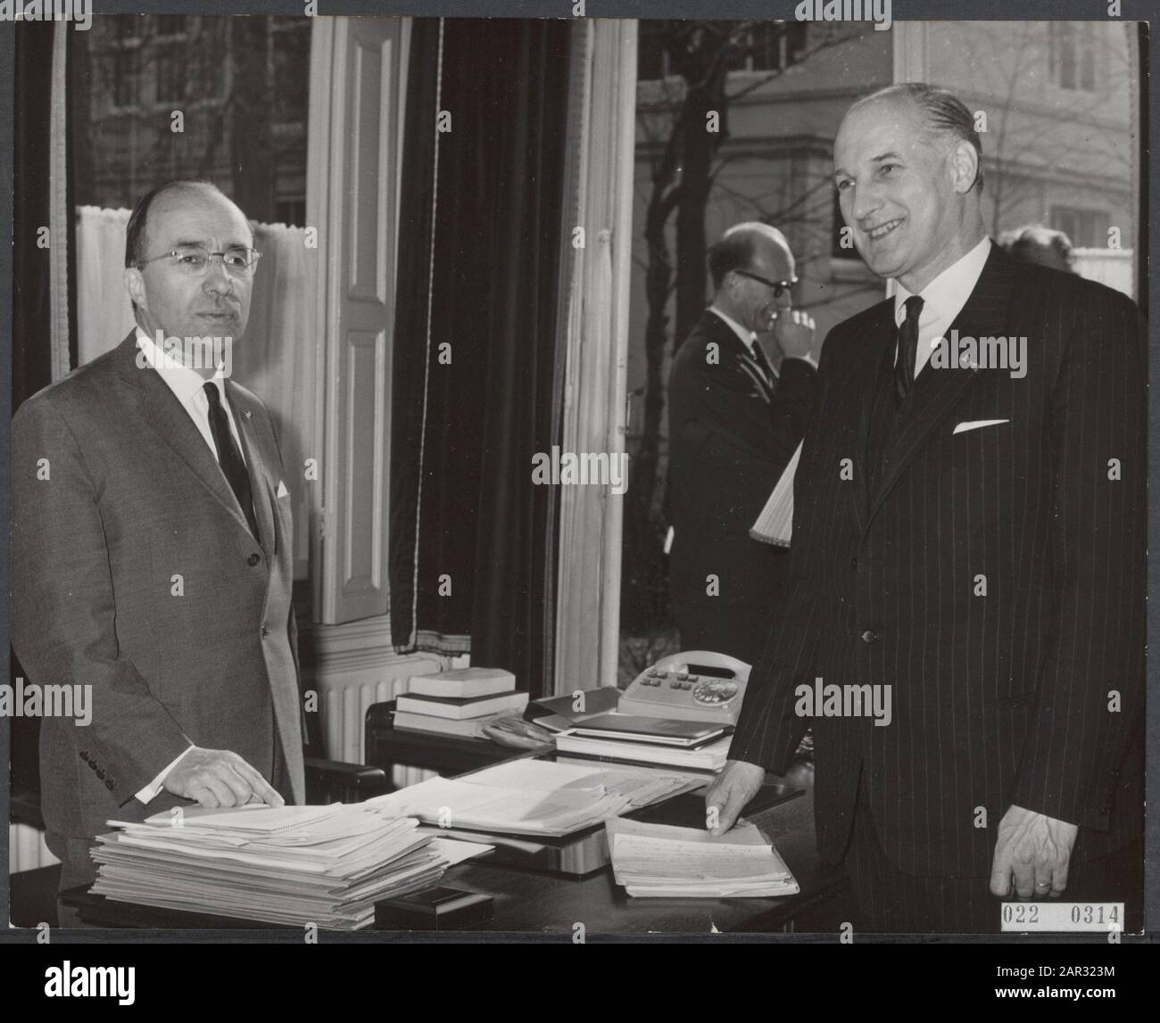 Cabinet crisis. Formateur Mr. Th. Cals (left) in talks with the resignation minister of Education, Arts and Science, mr. Th. H. Bot Date: 22 March 1965 Location: The Hague, Zuid-Holland Keywords: cabinet formations, ministers Personal name: Bot, Theo, Cals Th. Stock Photo