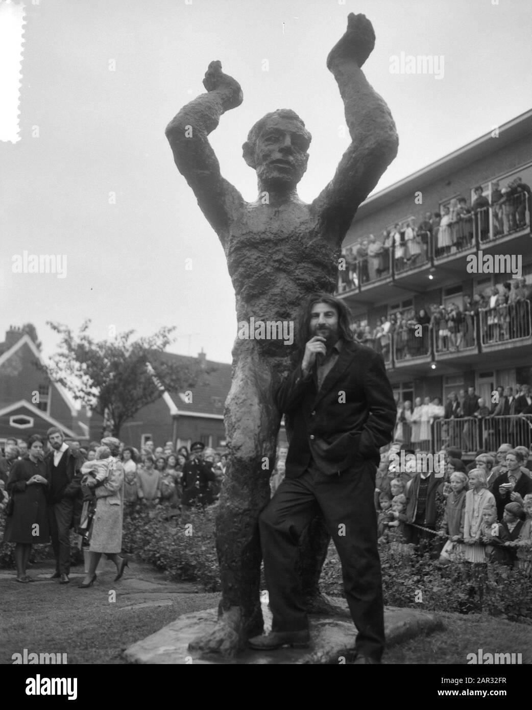 Revealing image Pourquoi by sculptor Miletic Annotation Location lawn building Breestraat hoek