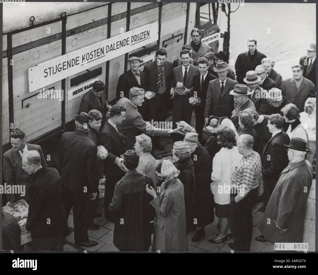 Serie 044-0938 t/m 044-0939 Out of protest against low prices for potatoes they are given away Date: February 28, 1964 Location: The Hague, Zuid-Holland Keywords: MINISTERIES, Farmers protests, government policy, food products Stock Photo