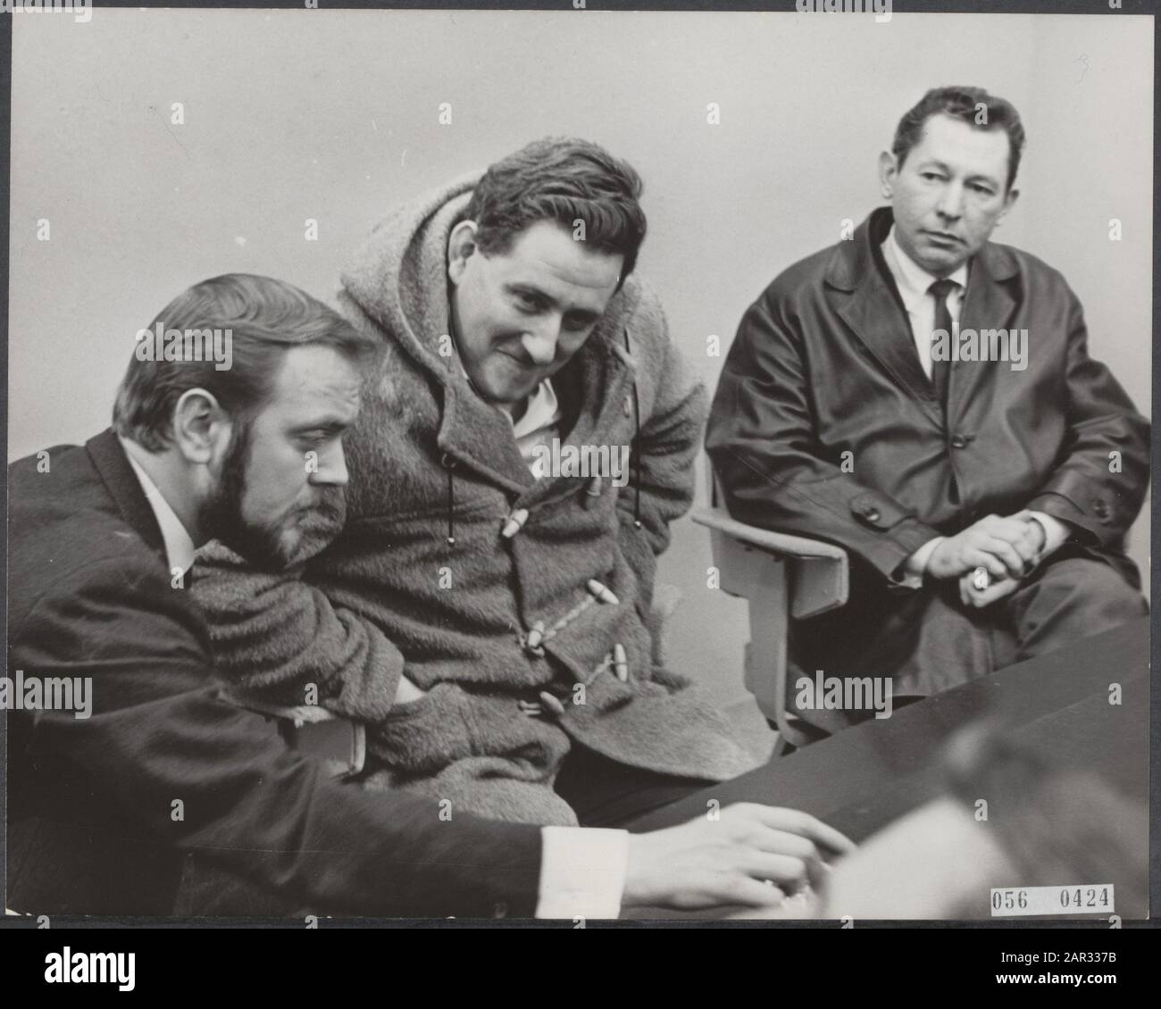 press conferences, crew, airplanes, smuggling, weapons, Burger, Consolino Date: 17 February 1965 Location: Noord-Holland, Schiphol Keywords: crew, press conferences, smuggle, aircraft, weapons Personal name: Citizen, Consolino Institution name: North Star Stock Photo