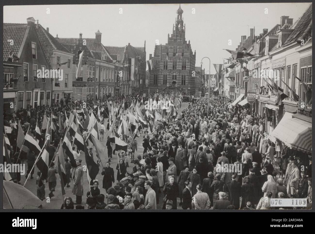 Opening of the Jan van Riebeeck celebrations in Culembor, with a large filé on the Markt with in the background the City Hall of Culemborg. The show was attended by gymnastics clubs, music corps and many flags were carried. Date: 5 april 1952 Location: Culemborg, Gelderland Keywords: festivities, history, parades Stock Photo