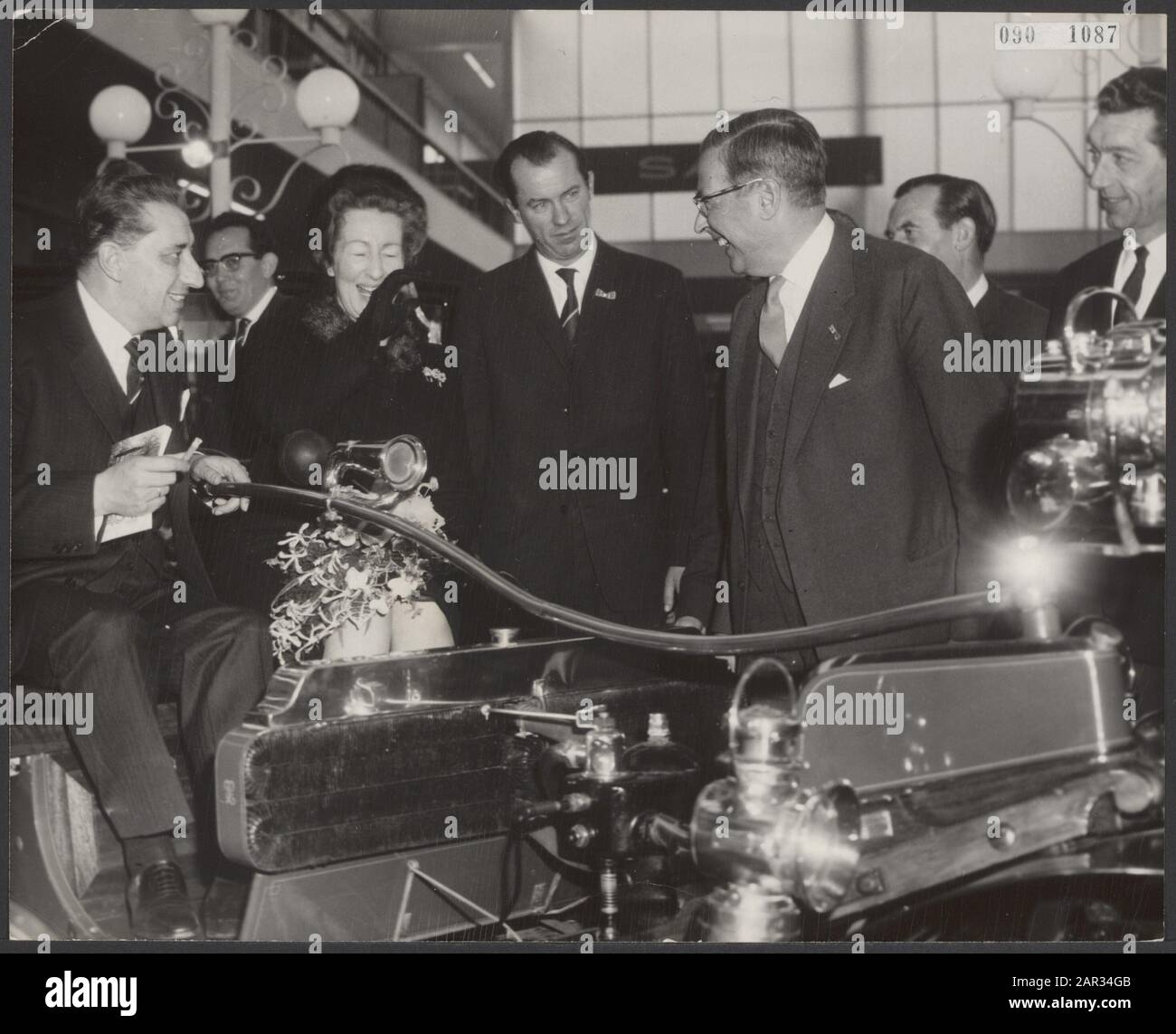 openings, exhibitions, cars, ministers, mayors, Hall, Gijs van Date: February 18, 1965 Location: Amsterdam, Noord-Holland Keywords: mayors, ministers, openings, cars, exhibitions Personal name: Aartsen, J. van, Hall, Gijs van Stock Photo