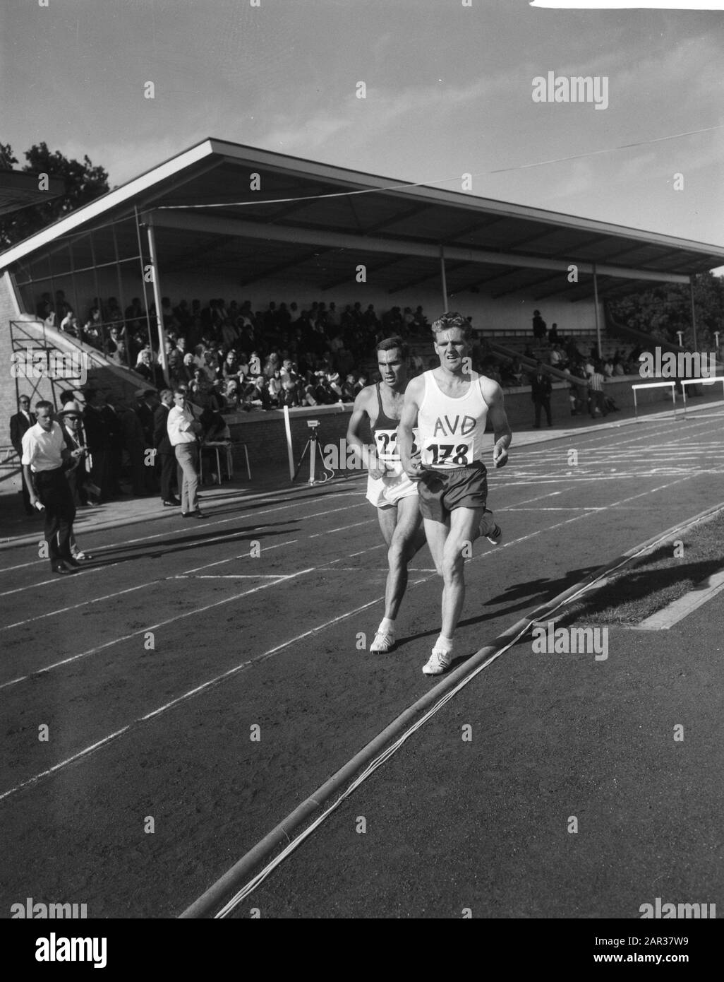 Dutch athletics championships in Groningen, Nijstadt (right) and De Bruin in action 10.000 meters Date: August 14, 1965 Location: Groningen Keywords: athletics, championships Personal name: De Bruin, nijstadt Stock Photo