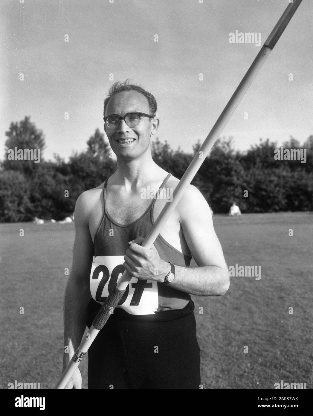 Dutch athletics championships in Groningen, P. Olofsen champion javelin throw Date: August 14, 1965 Location: Groningen Keywords: athletics, champion, championships Personal name: P. Olofsen Stock Photo