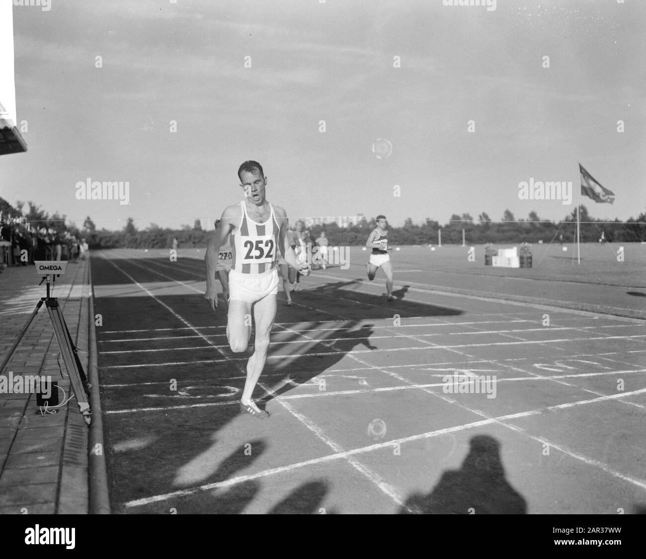 Dutch athletics championships in Groningen, Bob Heemskerk in action at 200 meters Date: August 14, 1965 Location: Groningen Keywords: athletics, championships Person name: bob heemskerk Stock Photo