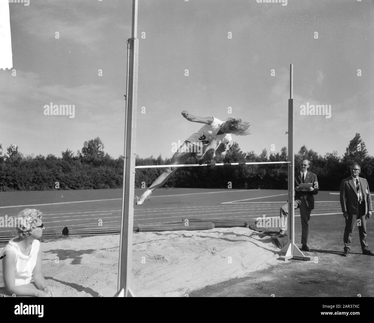 Dutch athletics championships in Groningen, Miss M. Thomas, in action high jump Date: August 14, 1965 Location: Groningen Keywords: athletics, championships Person name: Thomas, M. Stock Photo