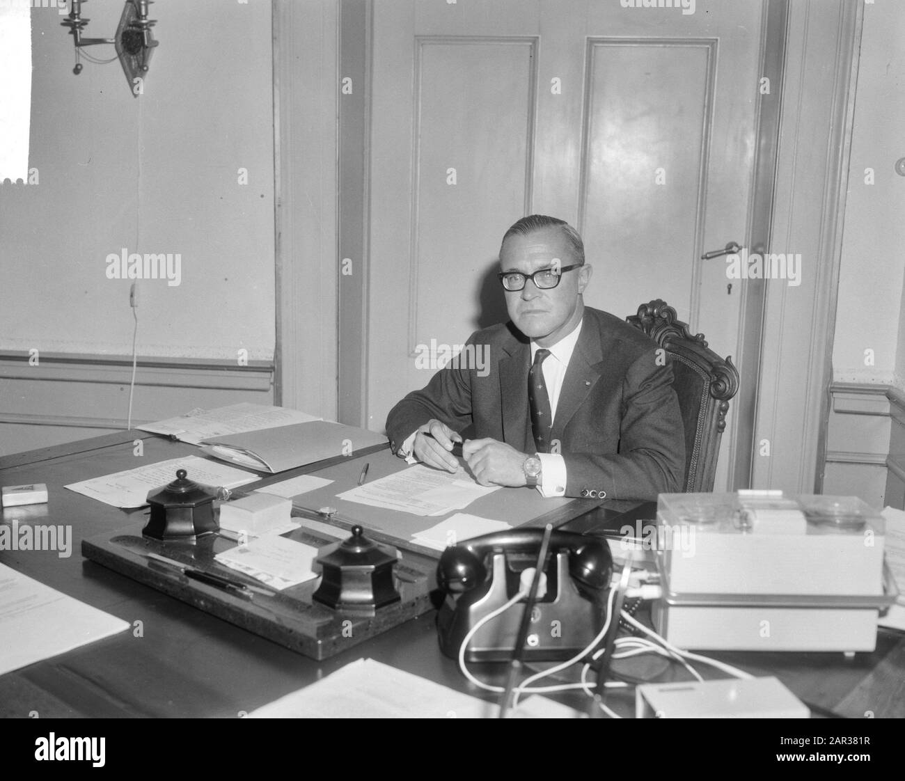 Mr. J.G. van Schelle secretary of Mr. Claus von Amsberg, here in his room [in Paleis Noordeinde] Date: September 3, 1965 Keywords: chambers, secretaries Stock Photo