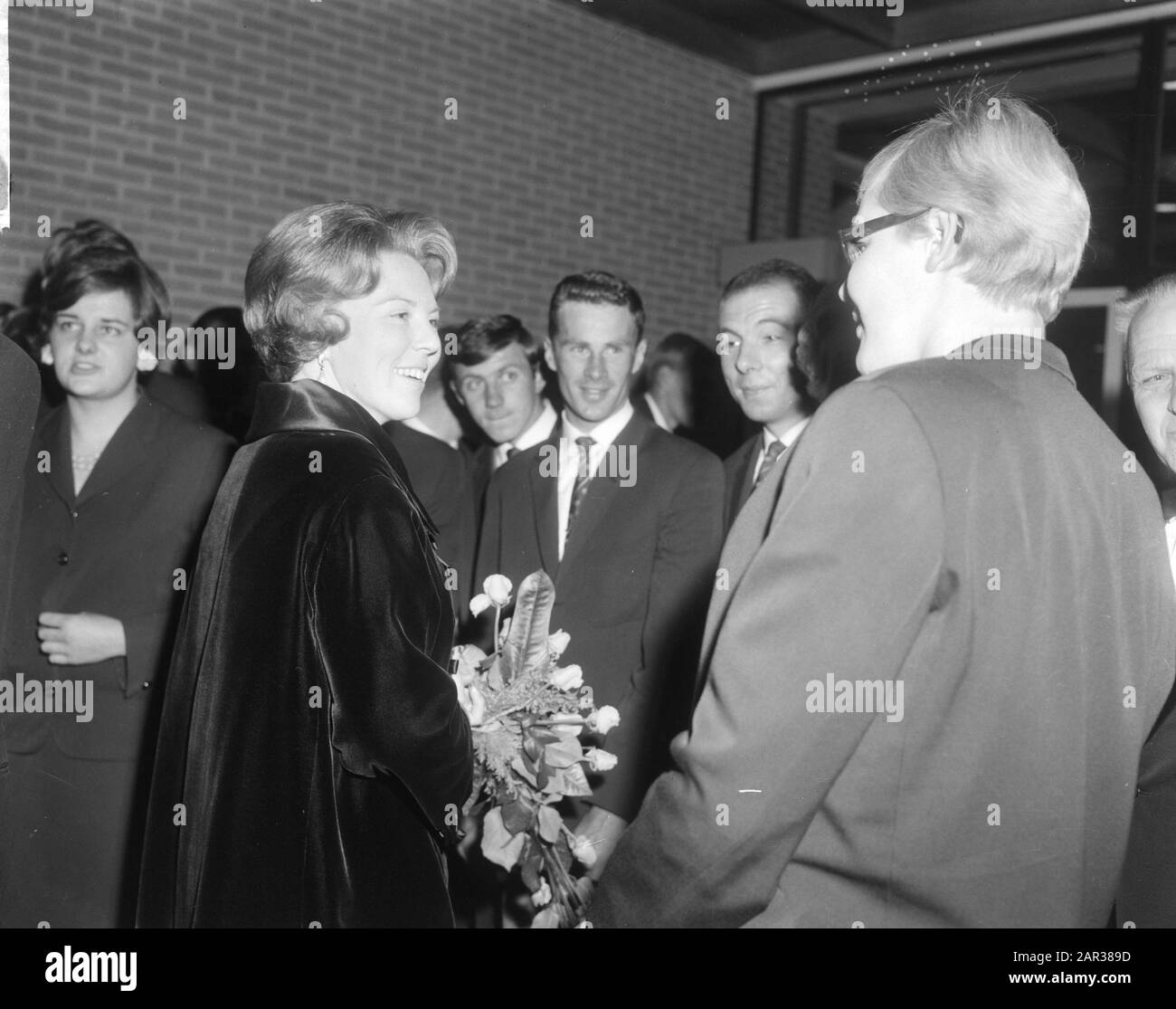 Princess Beatrix and her fiancée Claus von Amsberg at premiere of the film Tokyo Olympiad in Amsterdam  Princess Beatrix in conversation with SwimTerada Kok Annotation: Documentary film directed by Kon Ichikawa about the 1964 Summer Olympics in Tokyo Date: 15 October 1965 Location: Amsterdam, Noord-Holland Keywords: documentaries, film, premieres, princesses, top sport Personal name: Beatrix, princess, Kok, Ada Stock Photo