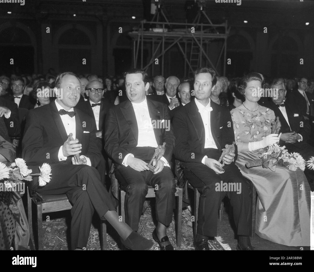 Grand Gala du Disque Classique 1965 in the Concertgebouw in Amsterdam  Four Edison winners; v.l.n.r. violinists Herman Krebbers and Arthur Grumiaux, conductor Carlo Maria Giulini and Mrs. Soames (daughter of Winston Churchill) Date: 29 October 1965 Location: Amsterdam, Noord-Holland Keywords: classical music, musicians, awards, awards person: Giulini, Carlo Maria, Grumiaux, Arthur, Krebbers, Herman, Soames, Mary Stock Photo