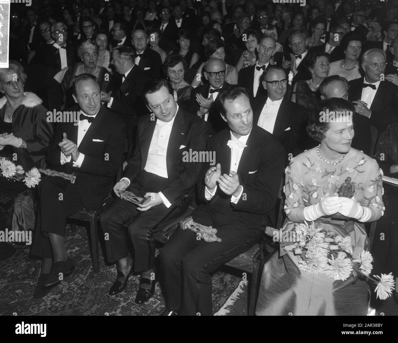Grand Gala du Disque Classique 1965 in the Concertgebouw in Amsterdam  Four Edison winners; v.l.n.r. violinists Herman Krebbers and Arthur Grumiaux, conductor Carlo Maria Giulini and Mrs. Soames (daughter of Winston Churchill) Date: 29 October 1965 Location: Amsterdam, Noord-Holland Keywords: cultural awards, classical music, musicians, awards Personal name: Giulini, Carlo Maria, Grumiaux, Arthur, Krebbers, Herman, Soames, Mary Stock Photo