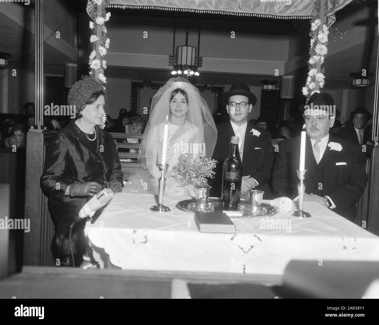 Marriage Paulinka Wiesenthal (daughter Simon Wiesenthal with Gerard Kreisberg in Utrechtse Synagoge Date: 19 December 1965 Location: Utrecht Keywords: daughters, marriages, synagogues Personal name: Gerard Kreisberg, Wiesenthal, Paulinka, Wiesenthal, Simon Stock Photo