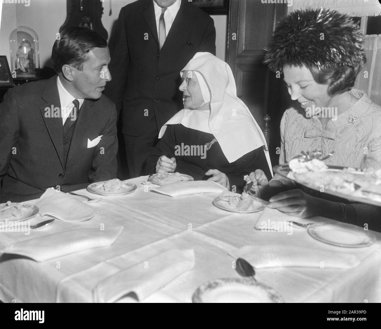 Princess Beatrix and Prince Claus visited Breda in the Beguinage Date: May 21, 1966 Location: Breda Keywords: Beatrix, princess, Claus, prince Institution name: Begijnhof Stock Photo