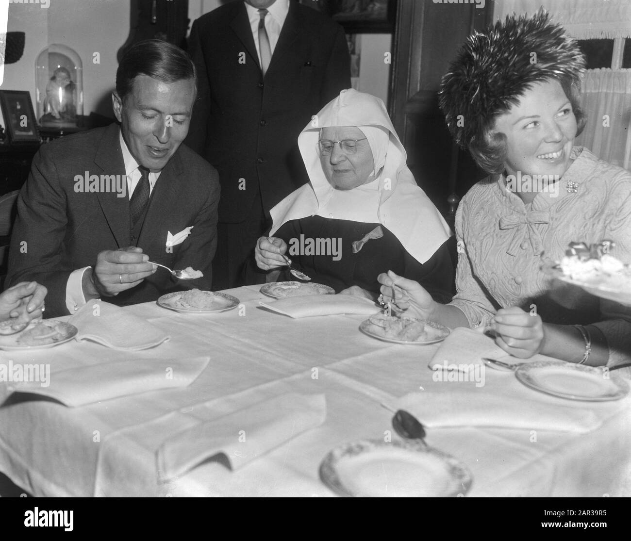 Princess Beatrix and Prince Claus visited Breda, visit to the Beguinage, where dish of rice was consumed Date: May 21, 1966 Location: Breda Keywords: Beguines Personal name: Beatrix, princess, Claus, prince Institution name: Begijnhof Stock Photo