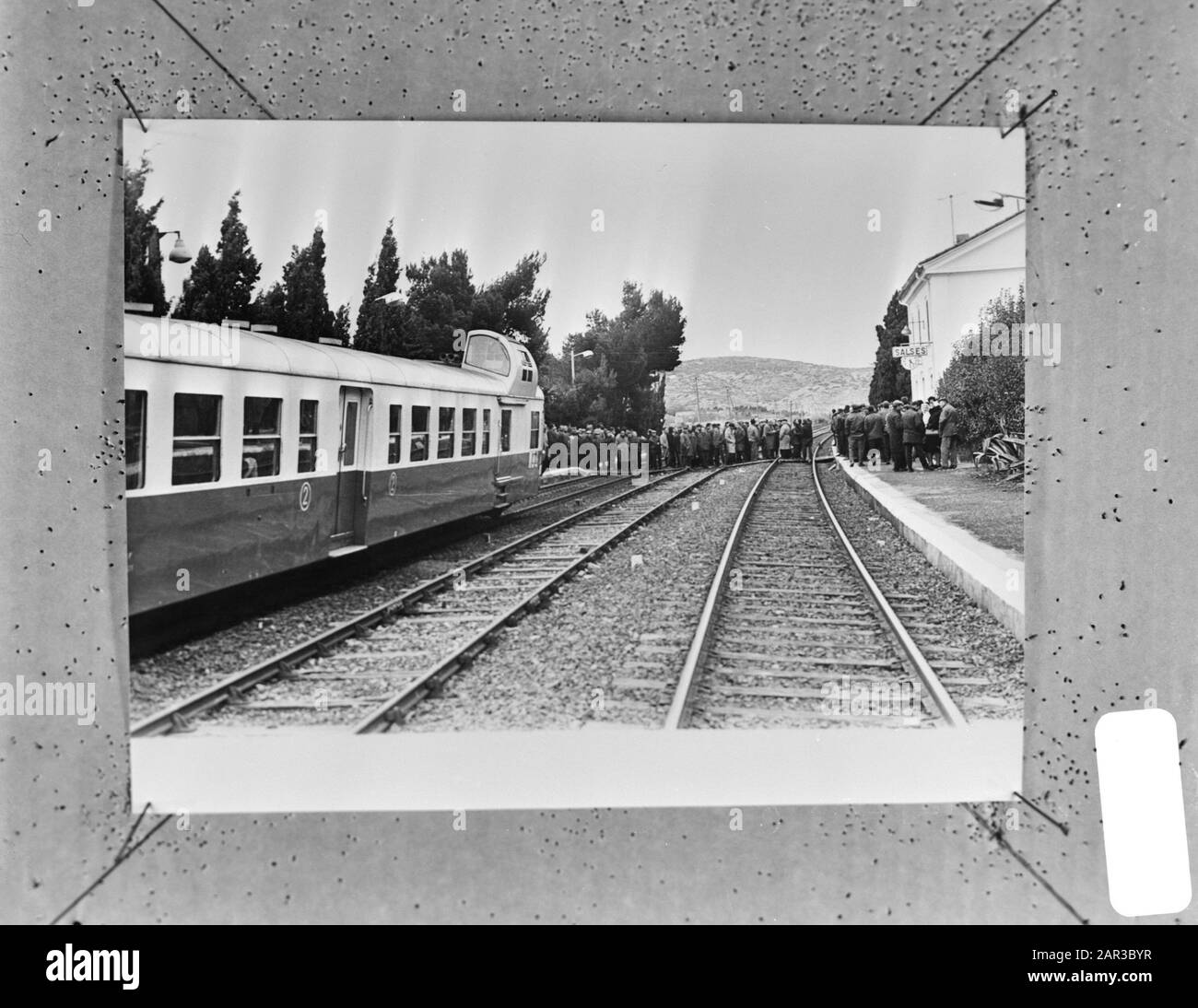 Growers block roads and railways in the south of France to hinder imports of Spanish vegetables; growers are on railway Date: 25 January 1971 Location: France, Spain Stock Photo