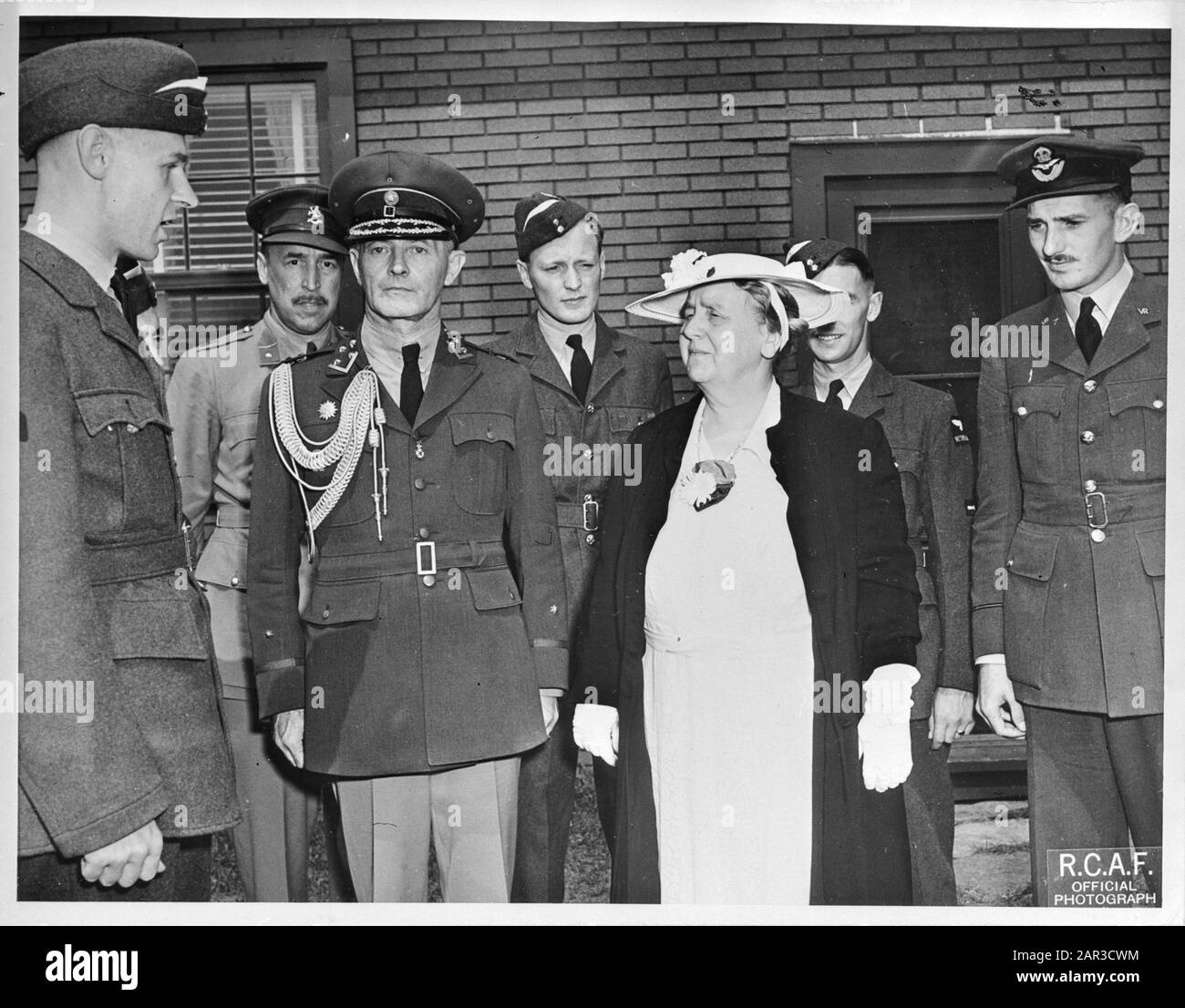 Queen Wilhelmina while visiting an Air Force Base in Canada Date: {1942 July/August} Location: Canada Keywords: group portraits, queens, royal house, air power, military, World War II Personal name: Wilhelmina, Queen Stock Photo