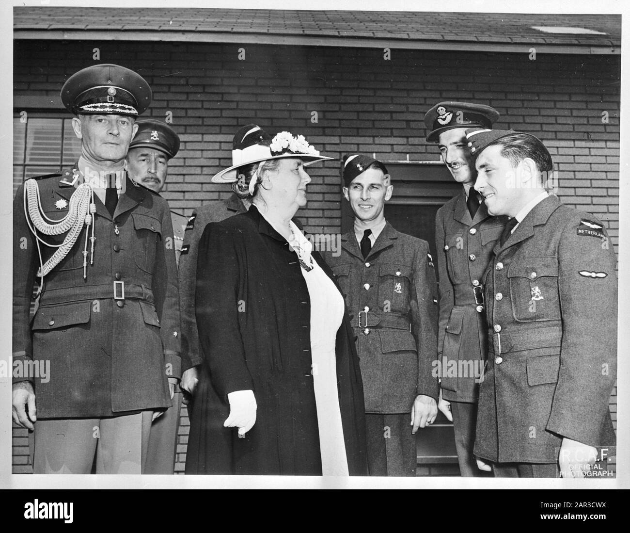 Queen Wilhelmina while visiting an Air Force Base in Canada Date: {1940-1945} Location: Canada Keywords: group portraits, queens, royal house, air force, military, military, World War II Personal name: Wilhelmina, Queen Stock Photo