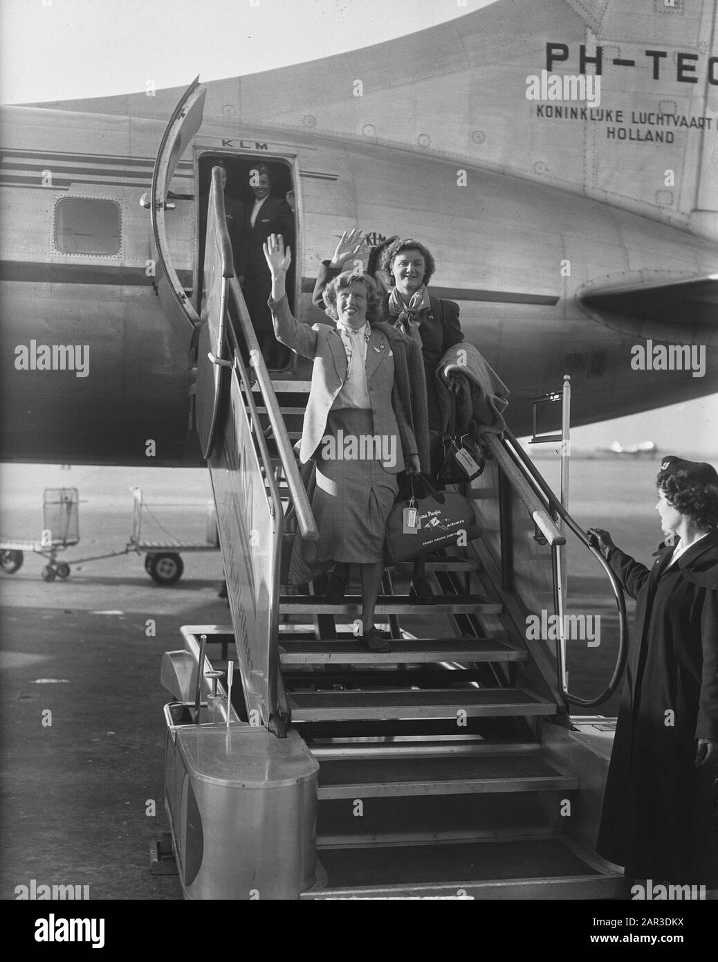 Irma Schuhmacher and Greet Gaillard Date: March 5, 1951 Location: Noord-Holland, Schiphol Keywords: arrival and departure, aircraft, airfields Personal name: Gaillard, Greet, Schuhmacher, Irma Institution name: Schiphol Stock Photo