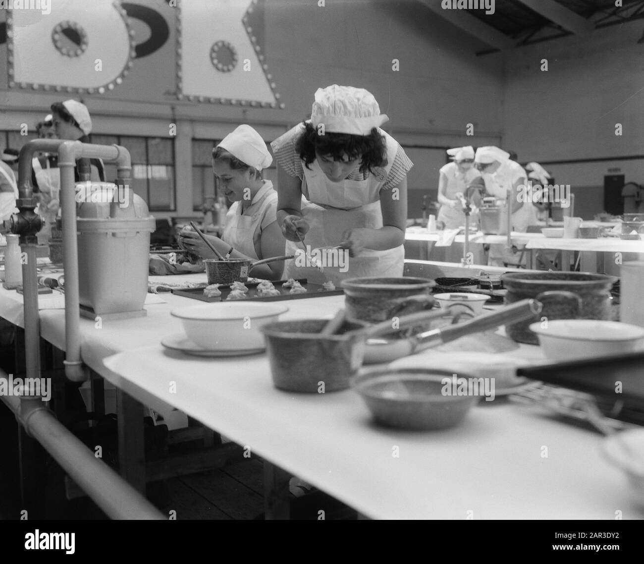 National cooking contest in the Houtrusthallen in The Hague 250 Pupils West Dutch households Date: 16 May 1957 Location: The Hague, Zuid-Holland Keywords: HOUSIDESSCHOOLS Institution name: Wood museum Stock Photo
