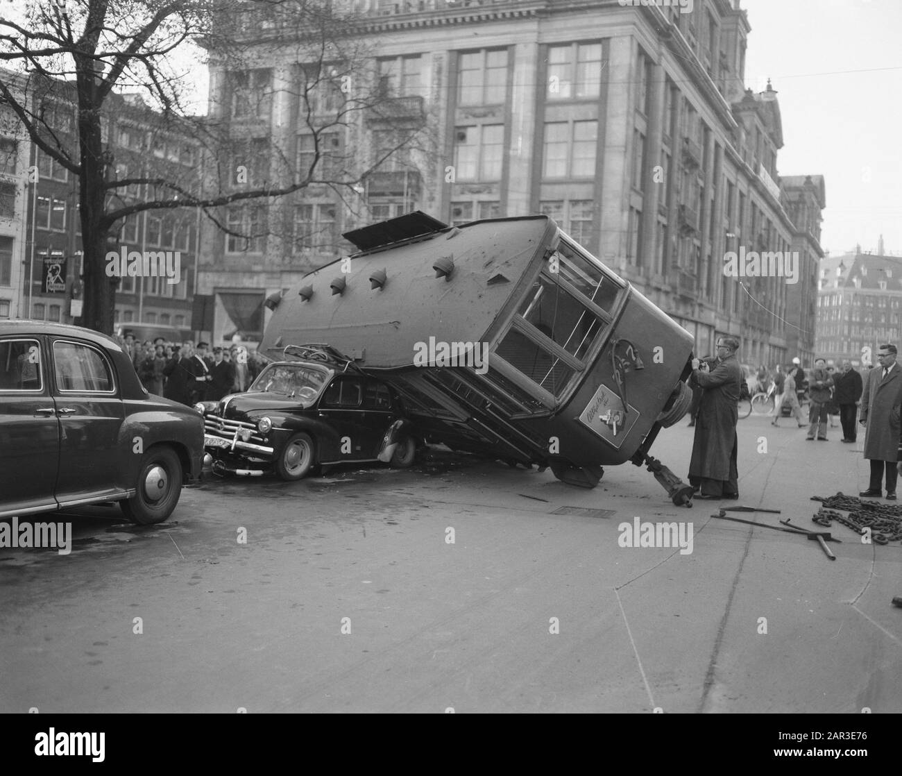 Tram accident on the Damrak with Line 5 Date: 22 October 1957 Keywords 
