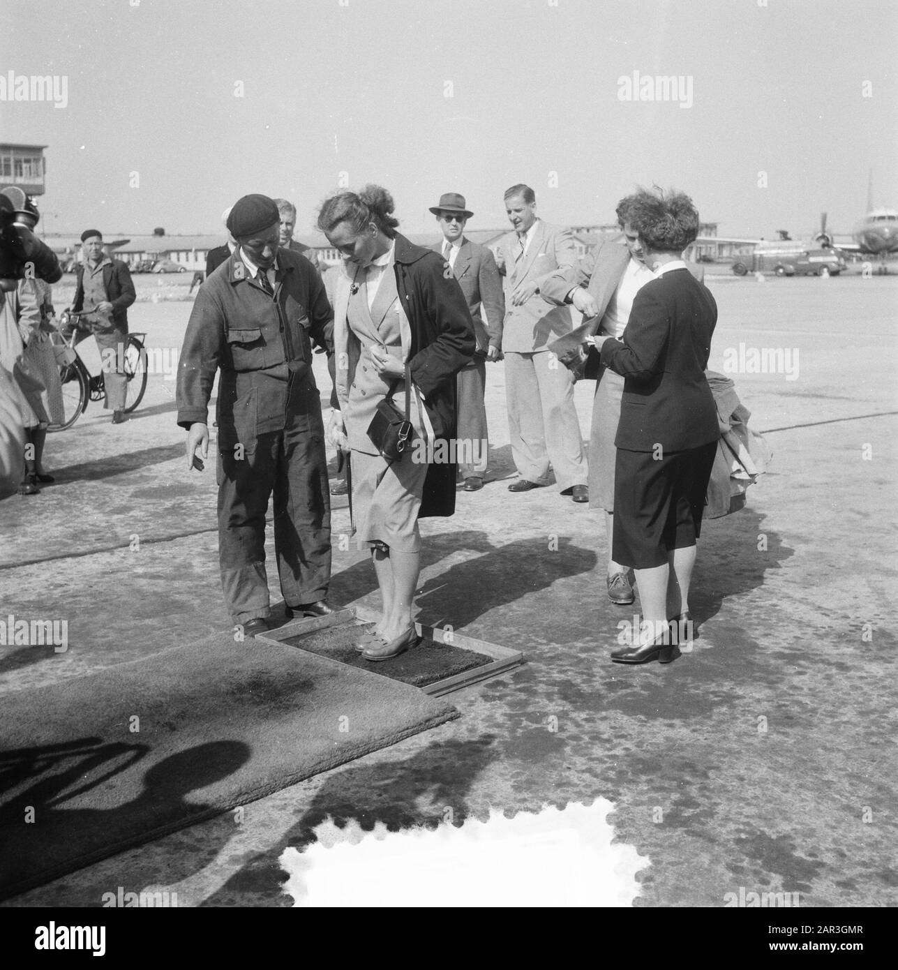 Schiphol departure brides to New Zealand Date: 5 July 1952 Location: Amsterdam, Noord-Holland Keywords: brides, airports Institution name: Schiphol Stock Photo