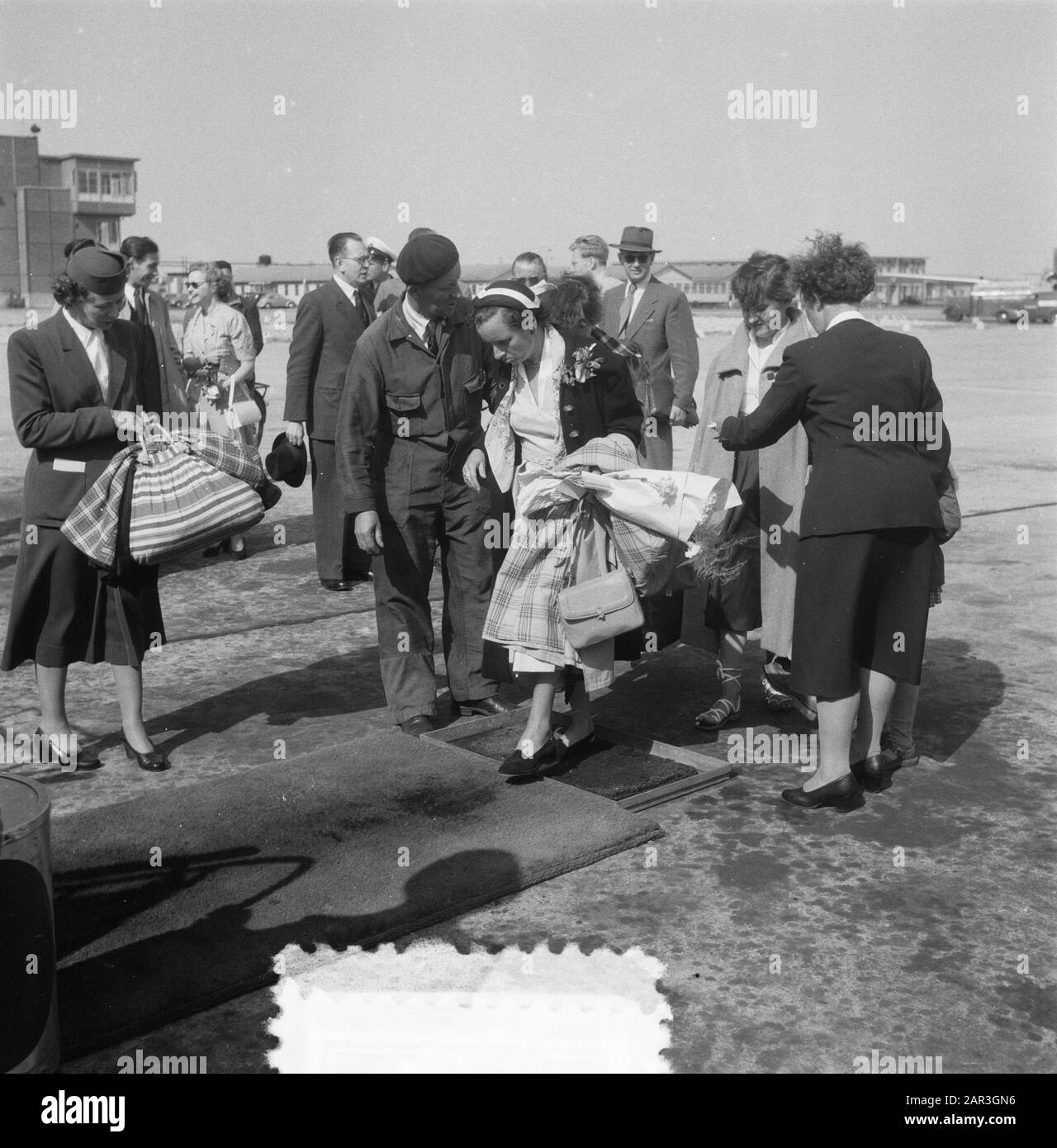 Schiphol departure brides to New Zealand Date: 5 July 1952 Location: Amsterdam, Noord-Holland Keywords: brides, airports Institution name: Schiphol Stock Photo