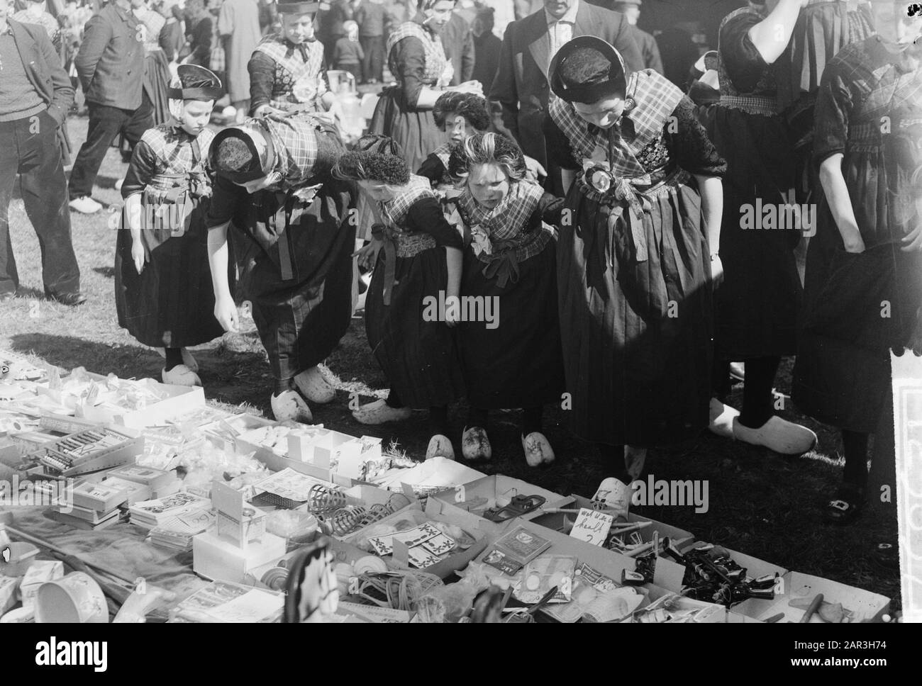 Grote fair in Staphorst. Printing on the goods market Date: 18 april 1961 Location: Overijssel, Staphorst Keywords: Printtes, annual markets Stock Photo