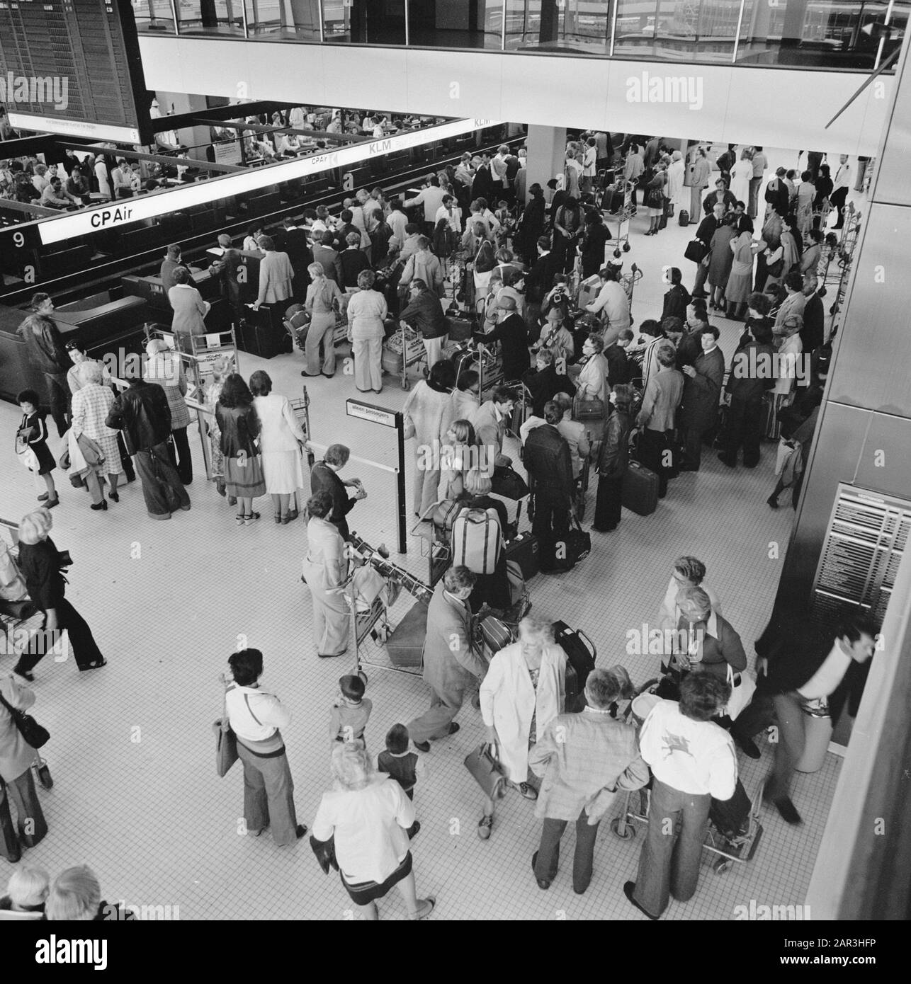 Holiday print at Schiphol Date: 1 July 1977 Location: Noord-Holland, Schiphol Stock Photo