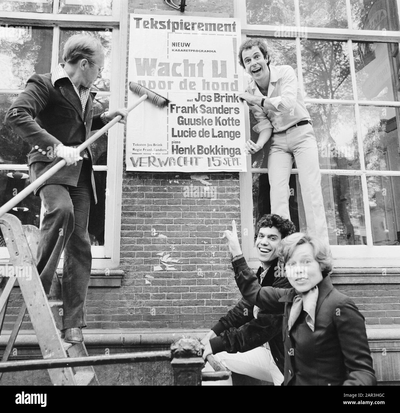 Sieto Hoving Jos Brink Frank Sanders And Marijke Hoving Paste Posters At Tingel Tangel In Amsterdam Annotation Task Telegraaf Date 11 August 1977 Location Amsterdam Noord Holland Keywords Posters Theaters Personal Name Brink