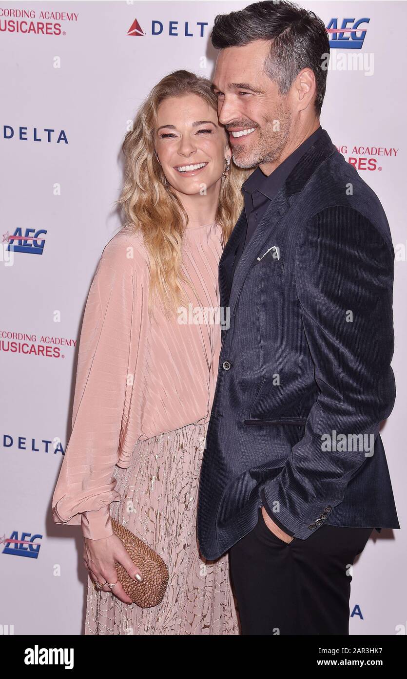 LOS ANGELES, CA - JANUARY 24: LeAnn Rimes (L) and Eddie Cibrian attend the 2020 MusiCares Person Of The Year Honoring Aerosmith at West Hall At Los Angeles Convention Center on January 24, 2020 in Los Angeles, California. Stock Photo