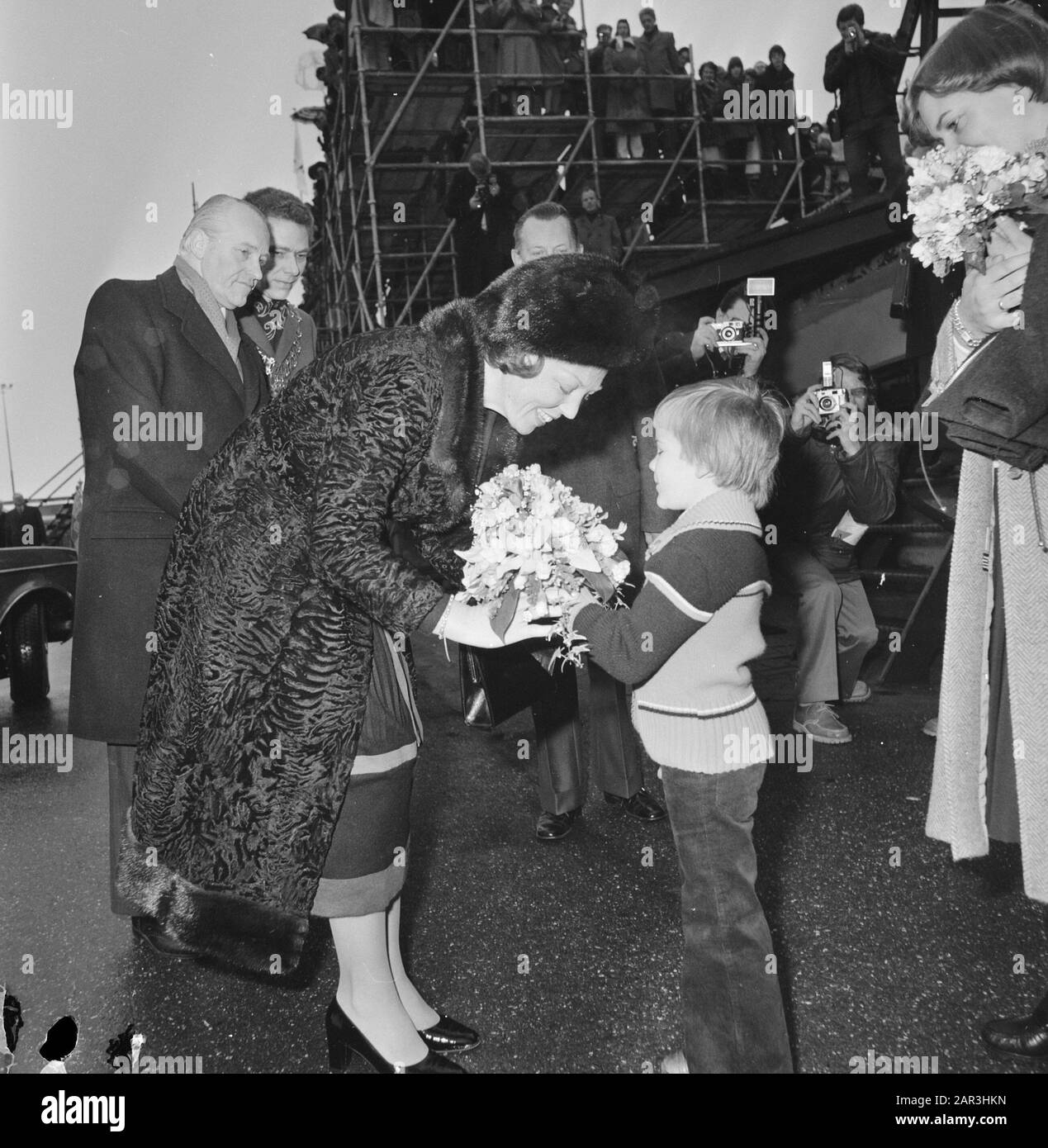 Princess Beatrix baptizes ferry in Heusden; Princess Beatrix gets flowers from 5-year-old Jolanda Date: 14 January 1978 Location: Heusden Keywords: FLOWERS, Baptism, princesses, ferries Personal name: Beatrix, princess Stock Photo