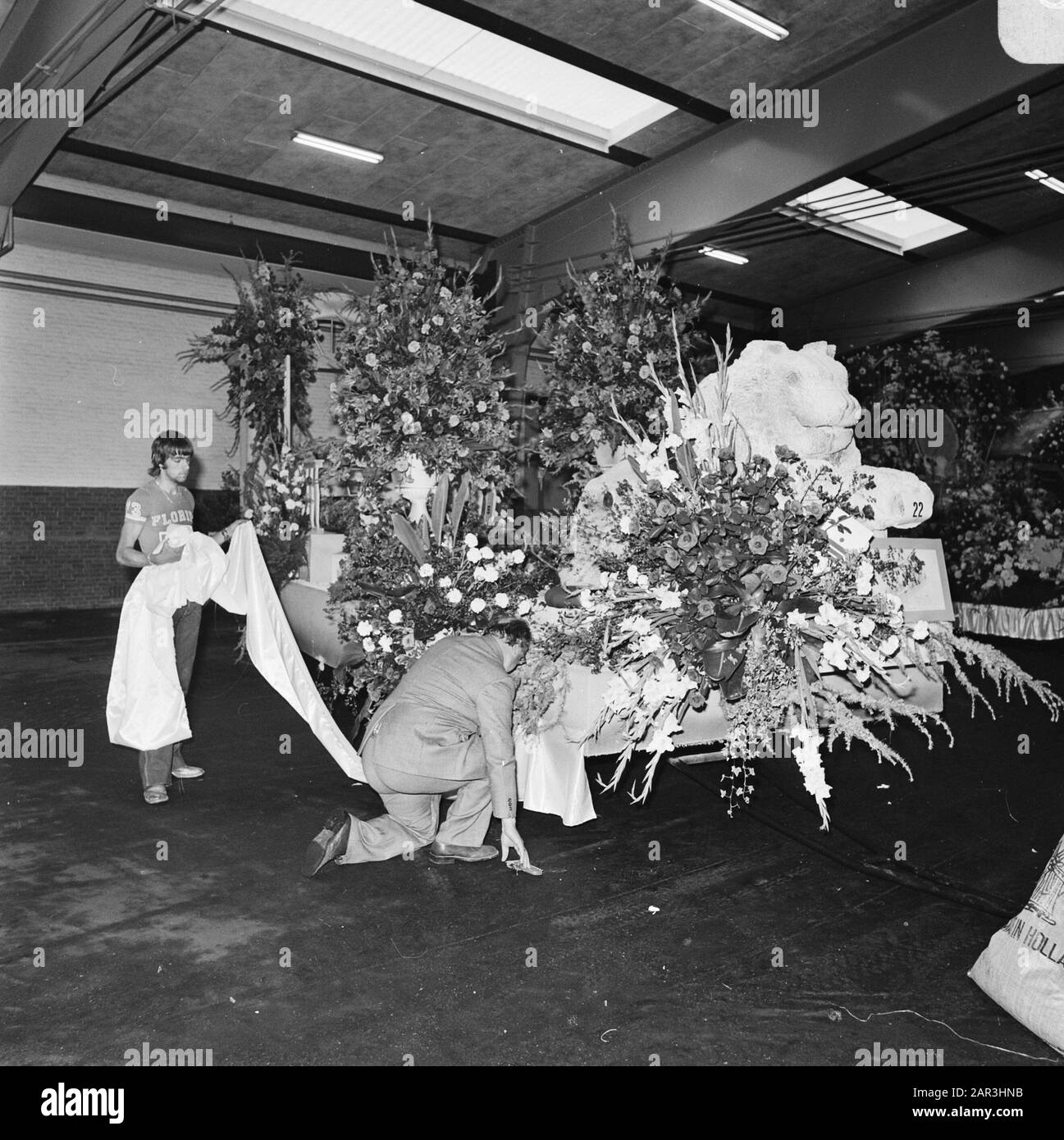 Final touches float for flower show Rijnsburg Date: 4 August 1978 Location: Katwijk, Rijnsburg, South-Holland Keywords: FLOWER CORSOS Stock Photo