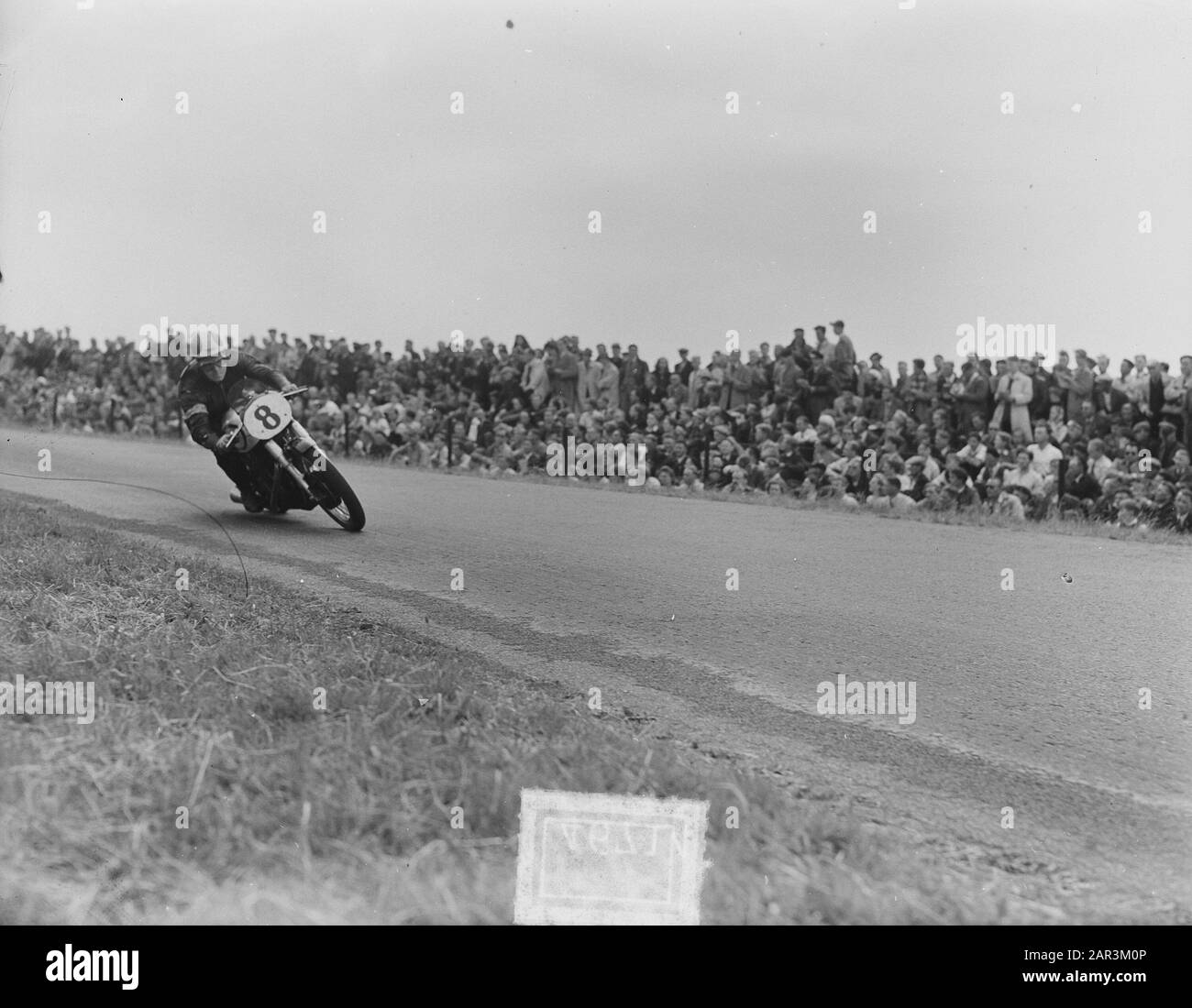 TT Assen 1951  TT-races in Assen. Geoff Duke in the turn 500 cc Date: 7 July 1951 Location: Axis Keywords: motorsport Person name: Duke, Geoff Institution name: TT Stock Photo