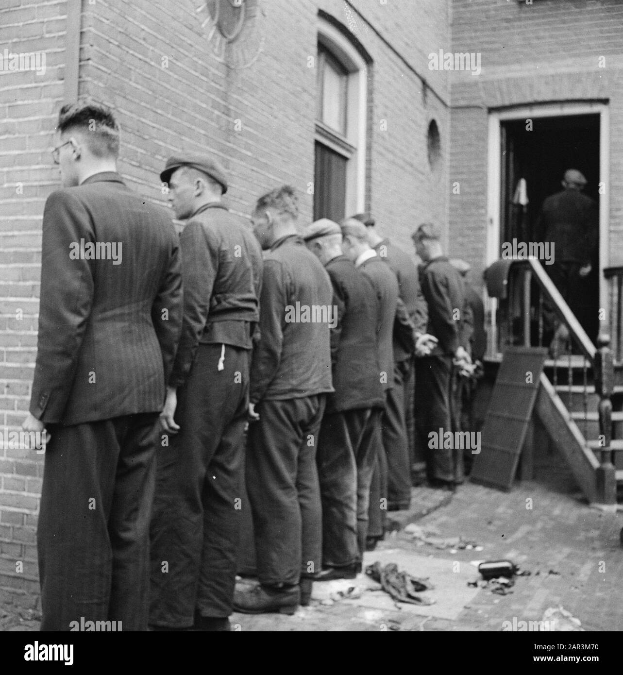Front North-East Netherlands: tour Prince Bernhard  Collaborators taken into custody. Date: April 1945 Keywords: collaborators, World War II Stock Photo