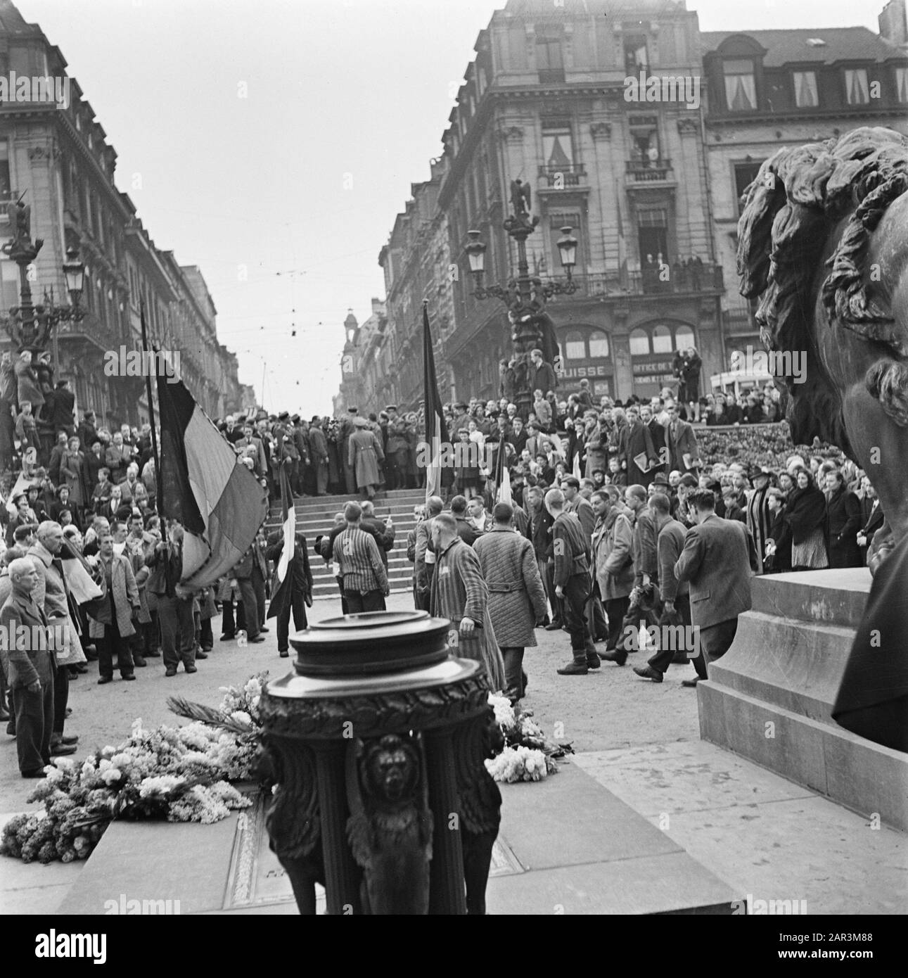 Liberation Festivals: Belgium Brussels  Wreath laying by liberated French political prisoners on the grave of the Unknown Soldier in Brussels. Date: april 1945 Location: Belgium, Brussels Keywords: liberation parties, prisoners, wreaths, Second World War Stock Photo