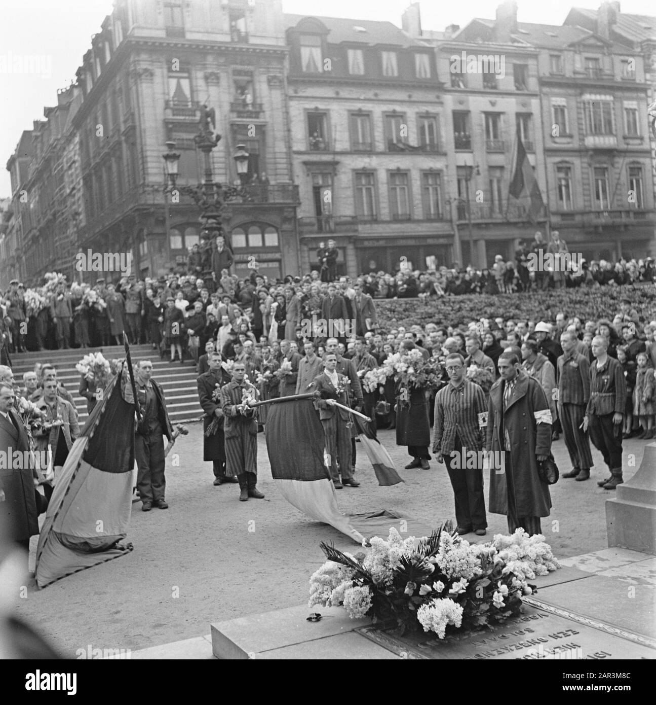 Liberation Festivals: Belgium Brussels  Wreath laying by liberated French political prisoners on the grave of the Unknown Soldier in Brussels. Date: april 1945 Location: Brussels Keywords: liberation parties, prisoners, wreaths, Second World War Stock Photo