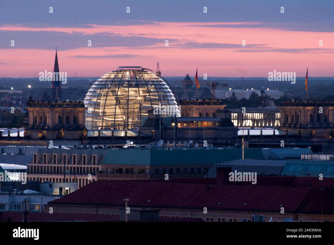 Dusk falls over the dome of the Reichstag building, Berlin, Germany Stock Photo